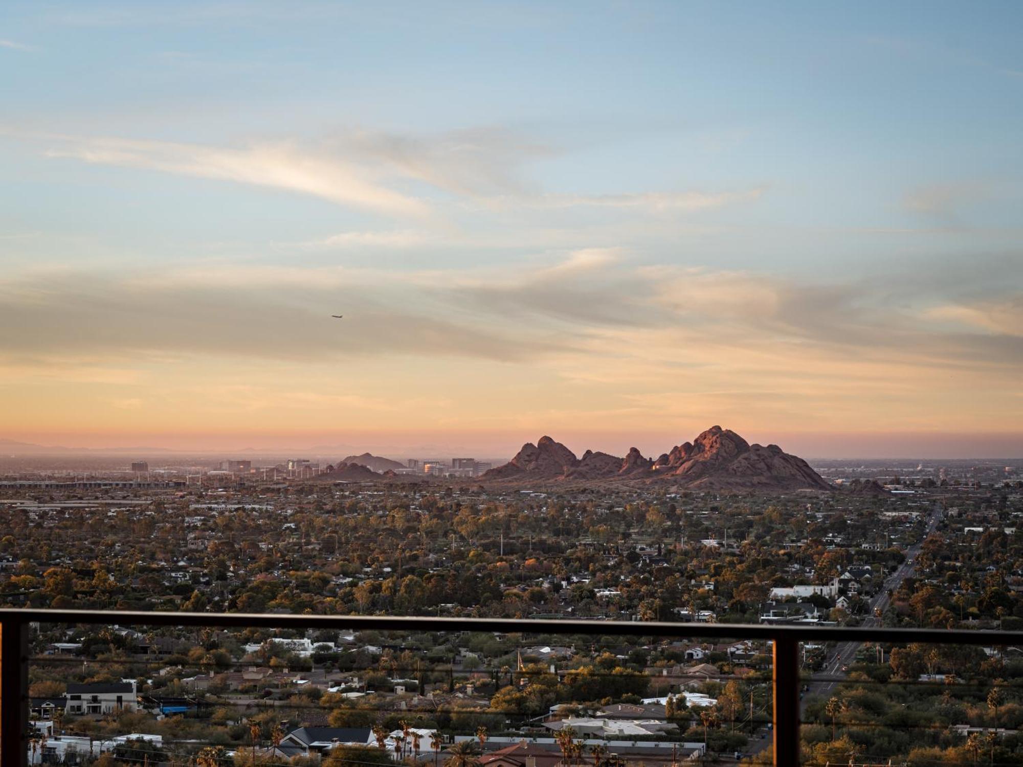 Stay Skyeview - Camelback Mountaintop Oasis Phoenix Exterior photo